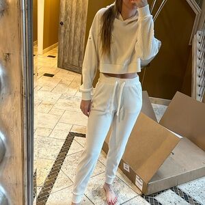 ALO Yoga Cream Ribbed Cropped Sweater